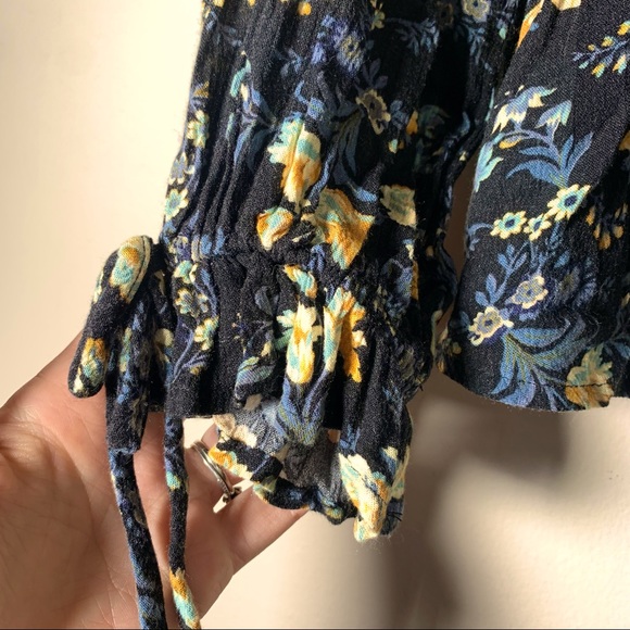American Eagle black yellow floral keyhole front open back button up top Sz XS - Picture 9 of 9
